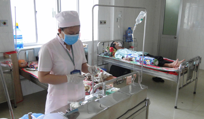 Việt Nam đứng thứ 11/30 nước có gánh nặng bệnh lao kháng đa thuốc cao nhất thế giới. Trong ảnh, điều dưỡng Bệnh viện Lao và Bệnh phổi Tiền Giang chuẩn bị thuốc điều trị cho các bệnh nhân lao.  Ảnh: THANH HOÀNG