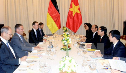 Thứ trưởng Ngoại giao Bùi Thanh Sơn tiếp ông Markus Ederer, Quốc Vụ khanh Bộ Ngoại giao Đức. Ảnh: Phạm Kiên/TTXVN