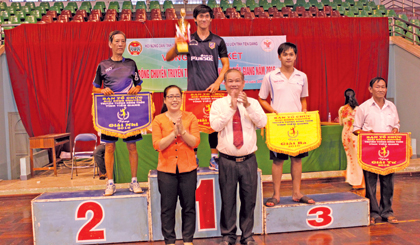 Trao giải cho các đội.