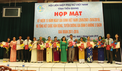 Được sự ủy nhiệm, bà Đặng Thị Ngọc Điệp, Phó Chủ tịch Hội LHPN tỉnh trao Bằng khen của UBND tỉnh cho các hộ tiêu biểu thực hiện Cuộc vận động “5 không, 3 sạch”.