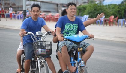 Ý thức chấp hành ATGT giới trẻ chưa cao. Ảnh: Như Lam