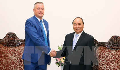 Thủ tướng Nguyễn Xuân Phúc tiếp ông Bojidar Lukarski, Bộ trưởng Bộ Kinh tế Bulgaria. Ảnh: Thống Nhất/TTXVN