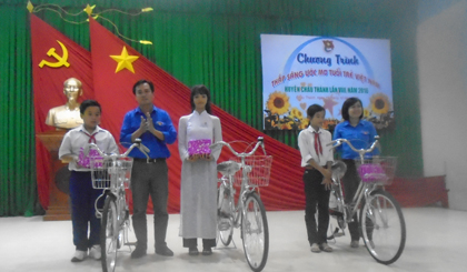 Trao 3 chiếc xe đạp cho học sinh THCS Long An, Long Hưng và Thị trấn Tân Hiệp.