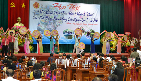 Buổi họp mặt nữ công chức ngành Thuế các tỉnh, thành ĐBSCL do Cục Thuế Tiền Giang đăng cai tổ chức.