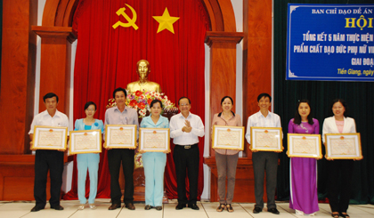 Ông Trần Thanh Đức, Phó Chủ tịch UBND tỉnh trao tặng Bằng khen của UBND tỉnh cho các tập thể và cá nhân thực hiện tốt Đề án 343.