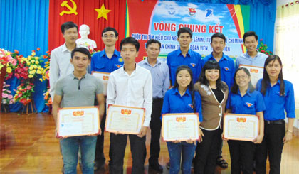 Trao giải cho các thí sinh.
