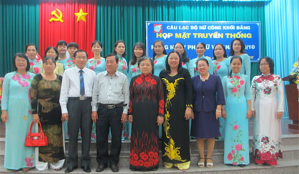 Đại biểu dự họp mặt chụp ảnh lưu niệm.