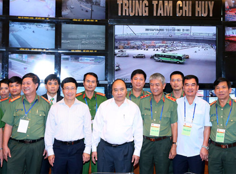 Thủ tướng Nguyễn Xuân Phúc, Phó Thủ tướng Phạm Bình Minh tại trung tâm chỉ huy an ninh. Ảnh: VGP