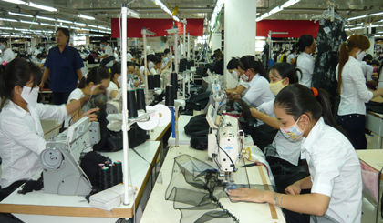 Công nhân Công ty cổ phần may Tiền Tiến trong giờ lao động. 	Ảnh: HỮU NGHỊ