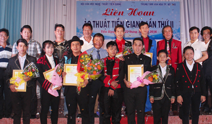 Hoàng Hạ Vy (đứng thứ nhất bến phải);  Lê Hoàng Nam (đứng thứ ba từ bên phải)