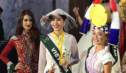 Nam Em trong khoảnh khắc nhận huy chương vàng bên Hoa hậu Myamar (phải) và Venezuela (trái).