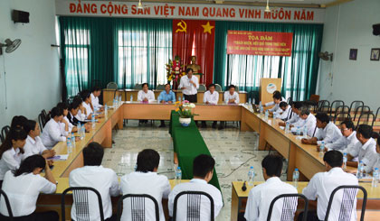 Nhà báo Nguyễn Minh Tân, Bí thư Chi bộ, Tổng Biên tập Báo Ấp Bắc phát biểu khai mạc buổi tọa đàm. Ảnh: Tuấn LÂM