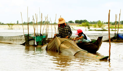 Cha con anh Nguyễn Văn Tiền, xã Vĩnh Hội Đông, huyện An Phú, tỉnh An Giang thăm dớn.