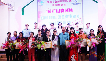 - Đại diện các đơn vị chụp ảnh lưu niệm với Ban tổ chức Liên hoan và lãnh đạo các ngành, đoàn thể.