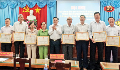 Ông Nguyễn Văn Hồng, Phó Bí thư Thành ủy, Chủ tịch UBND TP. Mỹ Tho trao Giấy khen cho các tập thể, cá nhân  có thành tích xuất sắc qua 5 năm thực hiện Chỉ thị 03-CT/TW. 	                                       Ảnh:  NHẤT THI