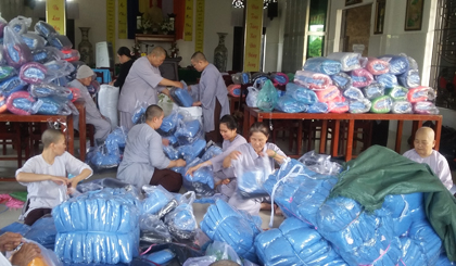 Ni sư Thích nữ Tịnh Nghiêm và các sư cô chuẩn bị quà cho đồng bào bị thiên tai ở miền trung