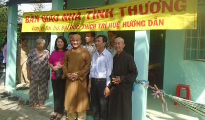 Quang cảnh trao nhà tại xã Kim Sơn.