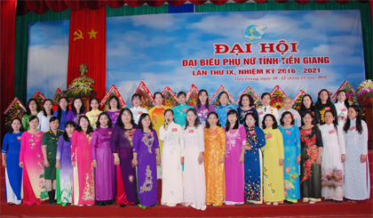 Ban Chấp hành Hội LHPN tỉnh khóa IX, nhiệm kỳ 2016 – 2021 ra mắt đại hội.