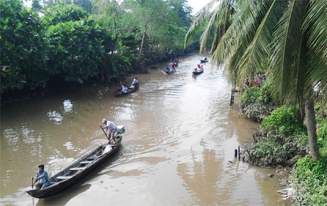 Đua xuồng trong Lễ hội Làng cổ Đông Hòa Hiệp.