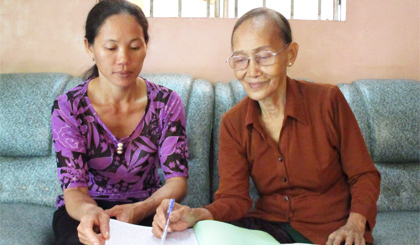 Bà Lê Thị Kim Châu (phải) trao đổi, chia sẻ kinh nghiệm  tuyên truyền, vận động với cán bộ Hội LHPN xã.