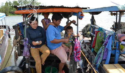 Vợ chồng anh Phan Văn Lũy - Trần Thị Huệ (huyện Châu Phú, tỉnh An Giang) cùng em trai sống bằng nghề đánh bắt cá  trên sông Tiền gần 10 năm.