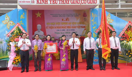 Ông Đặng Thanh Liêm, Bí thư thành ủy Mỹ Tho thừa ủy quyền của Chủ tịch nước trao Huân chương Lao động hạng Nhì cho tập thể trường Tiểu học Thiên Hộ Dương 