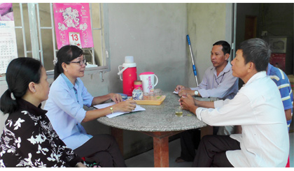 Bà Lê Thị Vân, Chủ tịch Hội Liên hiệp Phụ nữ huyện Cai Lậy, thành viên Đoàn Giám sát khảo sát nhu cầu học nghề của hộ nghèo ở ấp Bình Trị, xã Bình Phú.