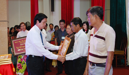 Thừa ủy quyền của Chủ tịch Nước, Bí thư Tỉnh ủy Nguyễn Văn Danh trao Bằng công nhận Bà Mẹ Việt Nam anh hùng cho thân nhân các Bà mẹ