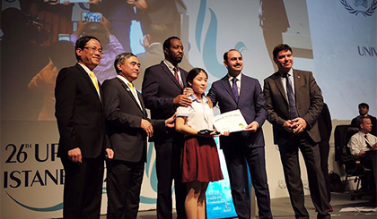 Ông Bishar A. Hussein,Tổng Giám đốc UPU trao giải Nhất quốc tế cuộc thi viết thư lần thứ 45 cho em Nguyễn Thị Thu Trang. Ảnh: Đ.Minh