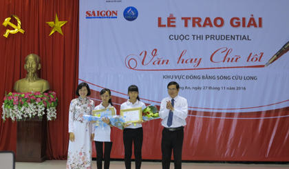Nguyễn Ngọc Lan Nhi (thứ 2 từ phải sang) nhận giải Nhì khối  6,7