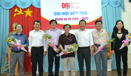 Ngày 26-11, Nghệ nhân Ưu tú Huỳnh Anh, Chủ tịch Hội Văn học - Nghệ thuật tỉnh đến dự và phát biểu chỉ đạo Đại hội Chi hội Văn học lần thứ VII, nhiệm kỳ 2016 - 2021.
