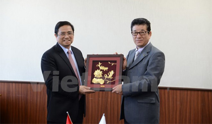 Ông Phạm Minh Chính, Ủy viên Bộ Chính trị, Trưởng ban Tổ chức Trung ương tặng quà lưu niệm cho thống đốc tỉnh Osaka Ichiro Matsui. Ảnh: Thành Hữu/Vietnam+