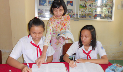 Cô Nguyễn Thị Kim Nga bồi dưỡng đội tuyển học sinh giỏi Anh văn của trường.  