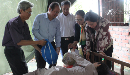 Đoàn thăm và tặng quà cho bà Trần Thị Huệ, ấp Hậu Vinh, xã Hậu Thành, Cái Bè