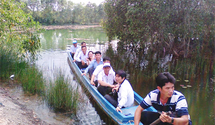 Tham quan Khu Bảo tồn sinh thái Đồng Tháp Mười. 