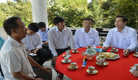 Tìm hiểu biện pháp phòng, chống xâm nhập mặn của chủ vườn sầu riêng Bảy Đây, ấp Long Quới, Ngũ Hiệp (huyện Cai Lậy).