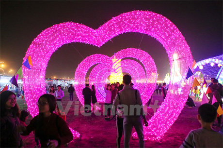 Đây là những công trình nằm trong Lễ hội đèn lồng khổng lồ Việt Nam - Hàn Quốc 2016 diễn ra từ 3/12 đến 22/1 tại Hà Nội. (Ảnh: Minh Sơn/Vietnam+)
