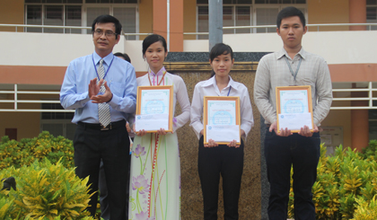 PGS - TS. Võ Ngọc Hà trao học bổng cho 3 sinh viên.   