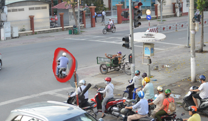 Nâng cao ý thức chấp hành đúng luật giao thông. Ảnh: Như Lam