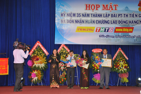 Đài PTTH TG vinh dự được Nhà nước tặng thưởng Huân chương Lao động hạng Nhất.                                                       Ảnh: MINH CHÂU