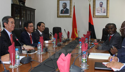 Ông Nguyễn Văn Bình, Trưởng Ban Kinh tế Trung ương hội kiến với ông Antonio Paulo Kassoma, Tổng thư ký Đảng Phong trào Nhân dân Giải phóng Angola. Ảnh: Mạnh Hùng-Dư Hưng/Vietnam+