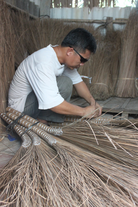 Thu nhập từ bó chổi không cao, chỉ 20.000 đồng mỗi ngày, vợ chồng anh Trần Quốc Thắng phải rất vất vả mới có thể nuôi 2 con ăn học.
