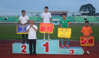 Ông Trần Thanh Phúc, Phó Giám đốc Sở VH-TT&DL, trao giải cho các dội bóng.