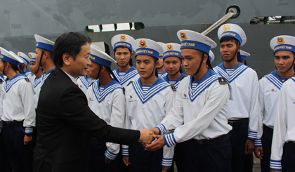 Thăm hỏi, động viên các cán bộ, chiến sĩ.