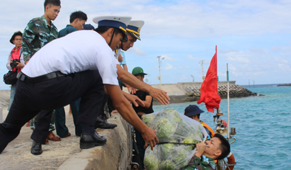 Vận chuyển quà lên đảo.