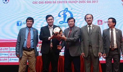 Trái bóng mới được giới thiệu tại Lễ ký kết và ra mắt nhà tài trợ các Giải bóng đá chuyên nghiệp quốc gia 2017. (Nguồn: vnleague.com) 