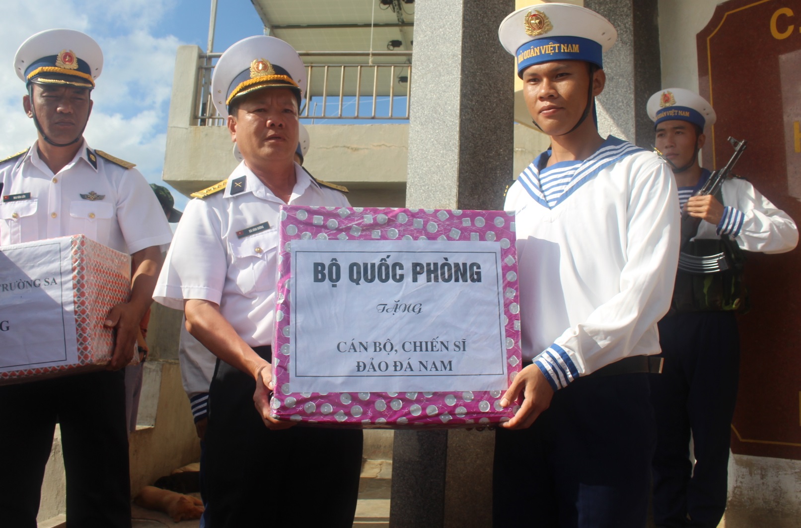 Tặng quà cho cán bộ, chiến sĩ đảo Đá Nam.