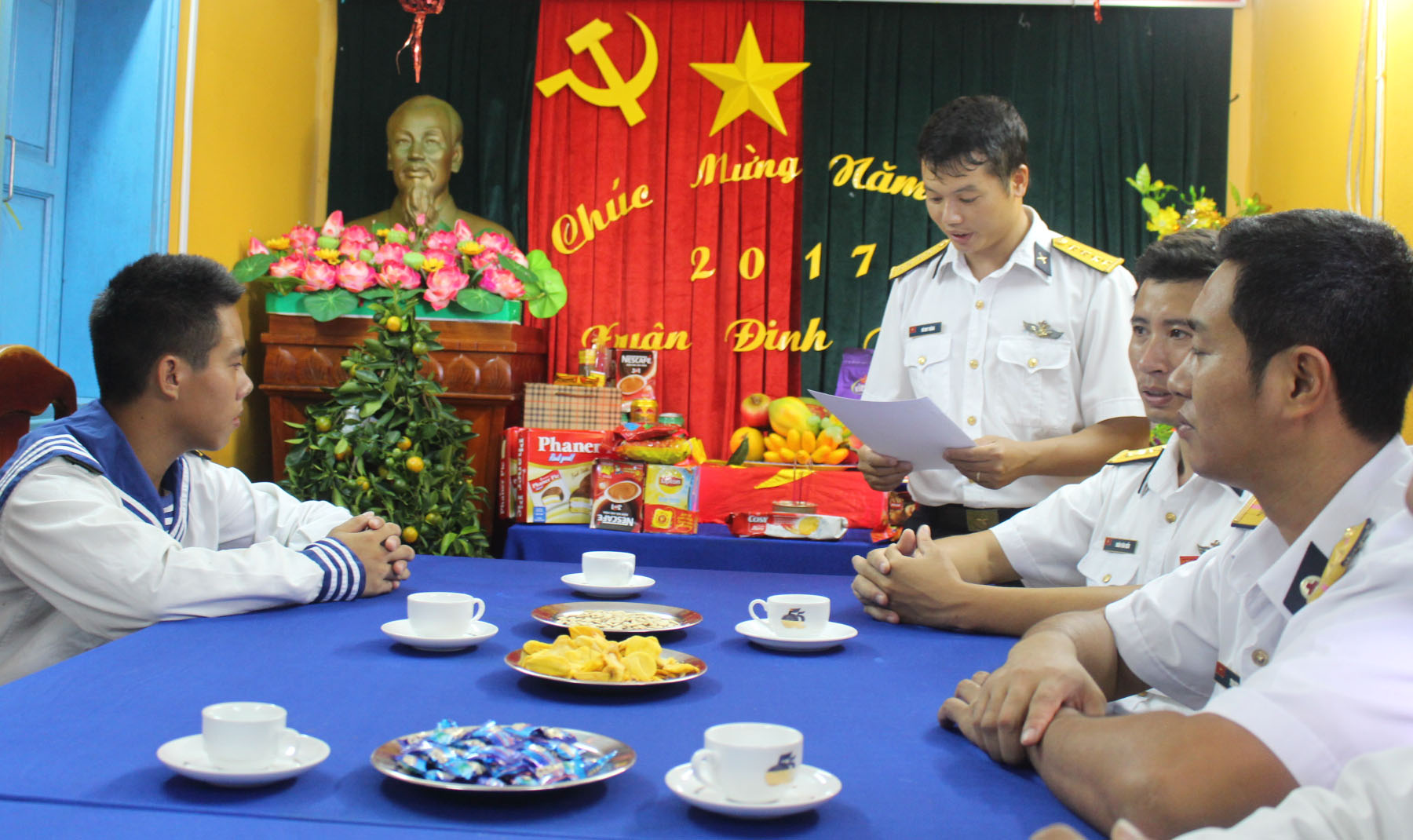 Đọc thư chúc Tết của Bộ Tư lệnh Vùng 4 Hải quân.