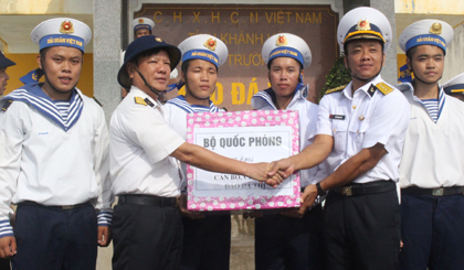 Tặng quà cho cán bộ, chiến sĩ đảo Đá Thị.