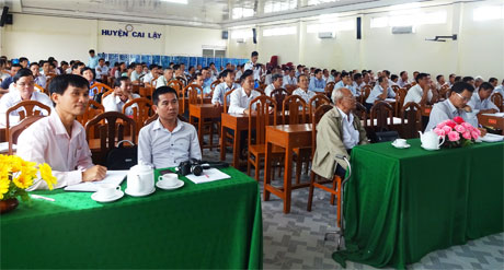 Cán bộ Căn cứ 696 - Bộ Tư lệnh Vùng 2 Hải quân tuyên truyền biển, đảo tại huyện Cai Lậy.